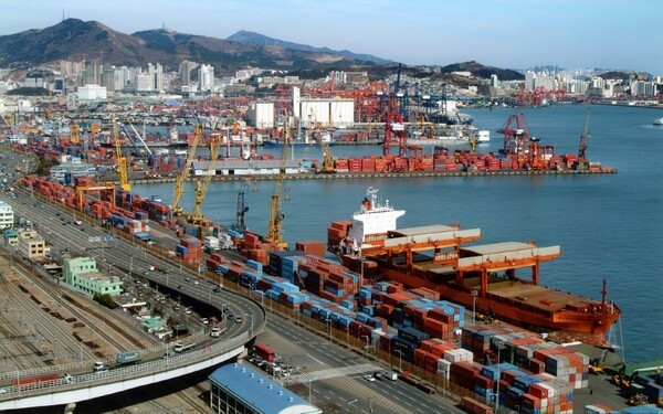 한국 수출, 사상 첫 월 1200억 달러 돌파…반도체 주도
